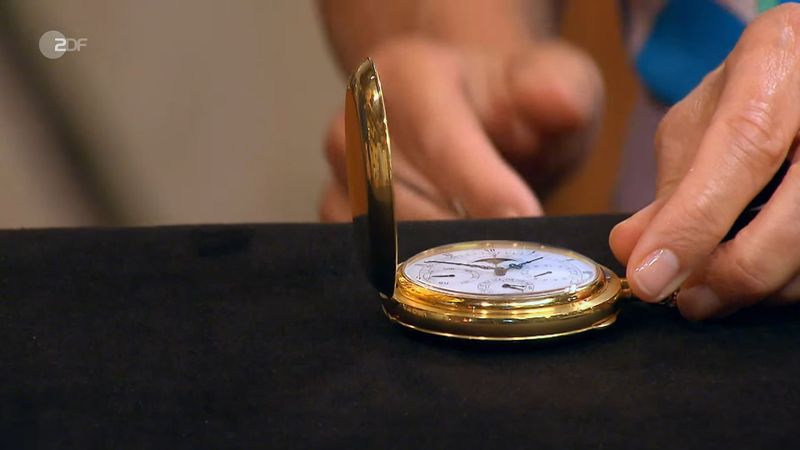 "Wie viel Geld sollst du denn mitbringen?", erfragte Lichter den Wunschpreis für die schwere Taschenuhr aus Gold. "30.000 Euro", schockte Hans-Peter den Moderator. "Kann man sich doch wünschen?" Dann relativierte er: "Unter 10.000 Euro würden wir uns schwertun, die abzugeben."


