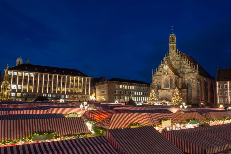 Der Nürnberger Christkindlesmarkt zählt zu den berühmtesten und größten Weihnachtsmärkten Deutschlands. Seine Geschichte reicht bis ins Jahr 1628 zurück. Traditionell beginnt der Markt mit dem Prolog des Christkindes am ersten Advent. Besucher sollten sich nicht die Gelegenheit entgehen lassen, typische Nürnberger Rostbratwürste und Lebkuchen zu genießen, sowie das traditionelle "Zwetschgenmännle", eine Figur aus getrockneten Pflaumen, zu probieren.