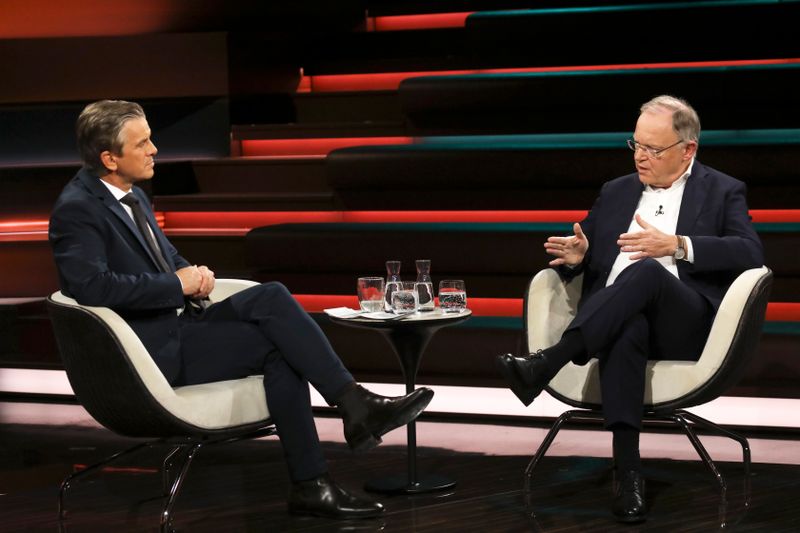 Im Gespräch mit Markus Lanz (links) forderte der niedersächsische Ministerpräsident Stephan Weil "eine sinnvolle Reform der Schuldenbremse".