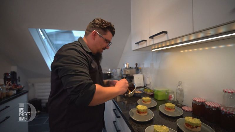 David verfeinert seine Couscous-Türmchen mit einem spontanen Feigen-Balsamico-Sößchen.
