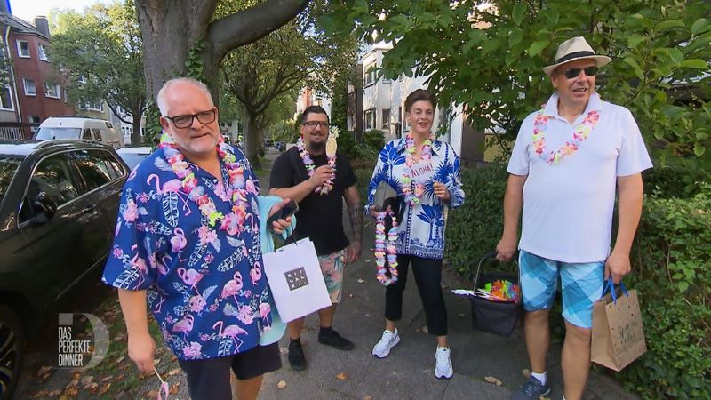 Torsten (von links), David, Marie und Tim halten sich selbstverständlich an den vereinbarten Dresscode "Hawaii".
