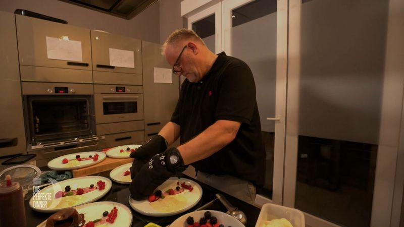 Die wahre Herausforderung des Abends ist das Anrichten des Desserts.
