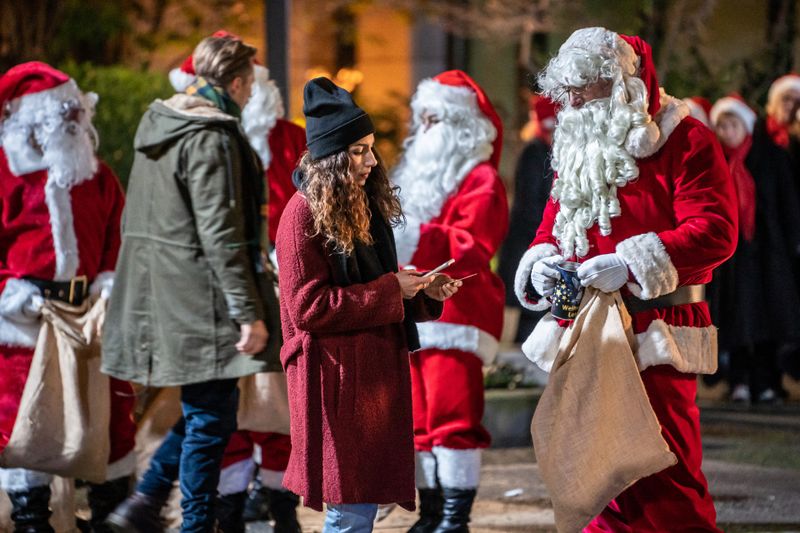 Moritz Brenner (Johannes Hendrik Langer, links) und Kim Nowak (Amy Mußul, Mitte) kontrollieren die Säcke aller Weihnachtsmänner auf der Suche nach der Waffe, mit der ihr Kollege Jan angeschossen wurde. 