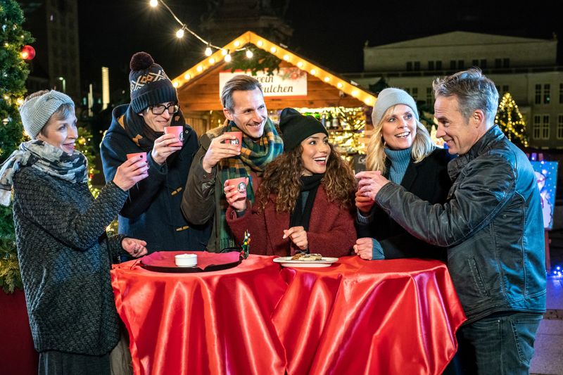 Die SOKO Leinpzig ist beim Glühweintrinken auf dem Weihnachtsmarkt versammelt (von links): Prof. Rossi (Anna Stieblich), Lorenz Rettig (Daniel Steiner), Moritz Brenner (Johannes Hendrik Langer), Kim Nowak (Amy Mußul), Ina Zimmermann (Melanie Marschke) und Jan Maybach (Marco Girnth). Doch dann wird Jan von einem Weihnachtsmann angeschossen.