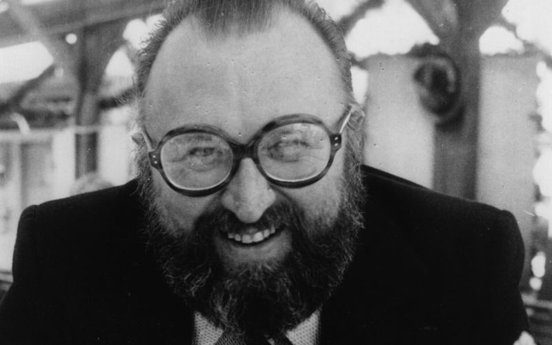 Der Italiener Sergio Leone (1929-1989) war der Vater es Italo-Westerns. Mit Clint Eastwood drehte er seine "Dollar"-Trilogie, bevor er mit "Spiel mir das Lied vom Tod" sein Meisterwerk ablieferte - ebenfalls Teil einer Filmtrilogie. Unvergessen auch: Leones Zusammenarbeit mit dem Komponisten Ennio Morricone, der die Musik fast allen seiner Filme beisteuerte. 