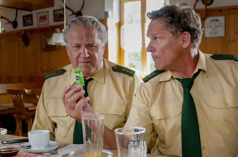 Im vierten Fernsehfilm der beliebten Heimatkrimi-Serie  "Hubert ohne Staller" ermitteln die Kult-Cops aus Wolfratshausen "dem Himmel ganz nah". Ohne es zunächst zu ahnen, sind Girwidz (Michael Brandner, links) und Hubert (Christian Tramitz) einer ganzen Schar von Tätern auf der Spur.