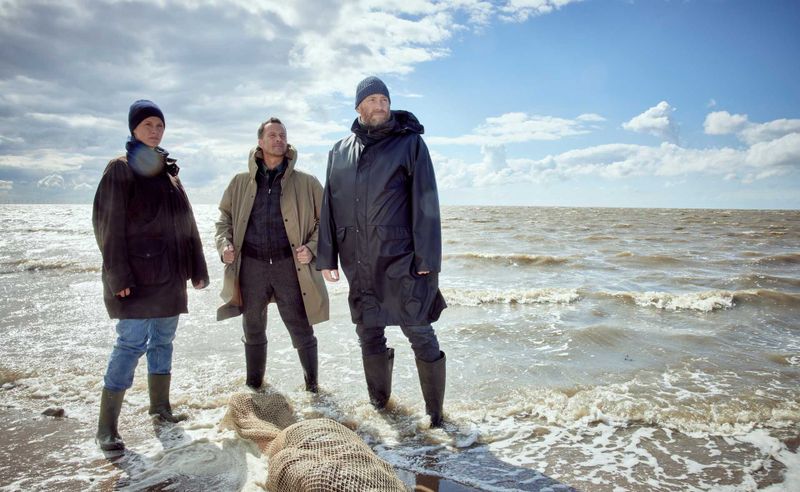 Eine in ein Fischnernetz gewickelte Frauenleiche gibt Kommissarin Ann Kathrin Klaasen (Picco von Groote) und ihren Kollegen Rupert (Barnaby Metschurat, Mitte) und Frank Weller (Christian Erdmann) Rätsel auf.