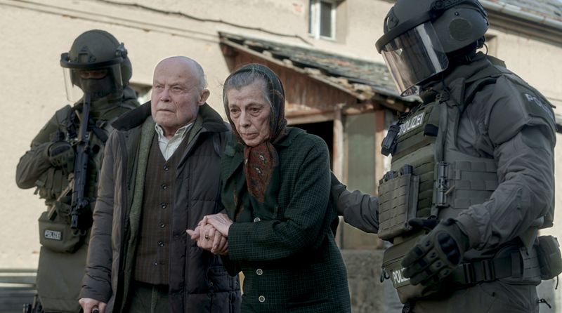 Arthur Kring (Volkmar Kleinert, zweiter von links) und seine Frau Minna (Bettina Wegner) geraten unter Verdacht, weil der Leichenberg auf ihrem Grundstück entdeckt wurde.