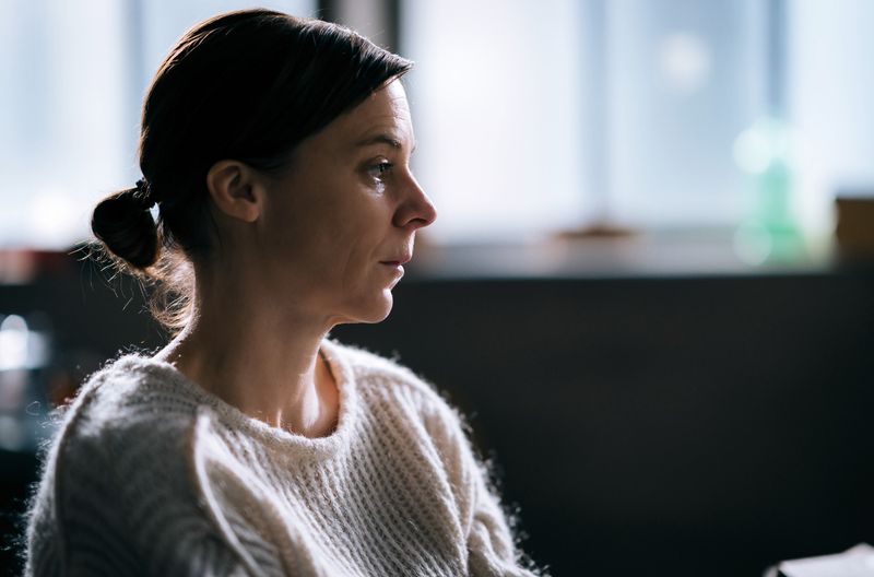 Früh im Film lernen die Zuschauer Julia da Borg (Bernadette Heerwagen) kennen. In ihrer Atelierwohnung sitzt sie - gestresst und irgendwie traurig - vor ihren großen Computerbildschirmen. Nebenbei geht sie gerne am Rhein joggen - dort, wo die Opfer liegen. Zufall, oder nicht?