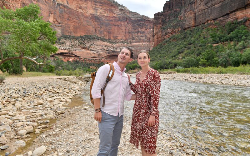 Das Ehepaar Annika (Teresa Klamert) und Markus Becker (Martin Bruchmann) versucht, in Utah ihre Beziehungskrise zu meistern. Finden die beiden wieder zueinander? Schließlich gibt es kaum einen romantischeren Ort als den Grand Canyon.