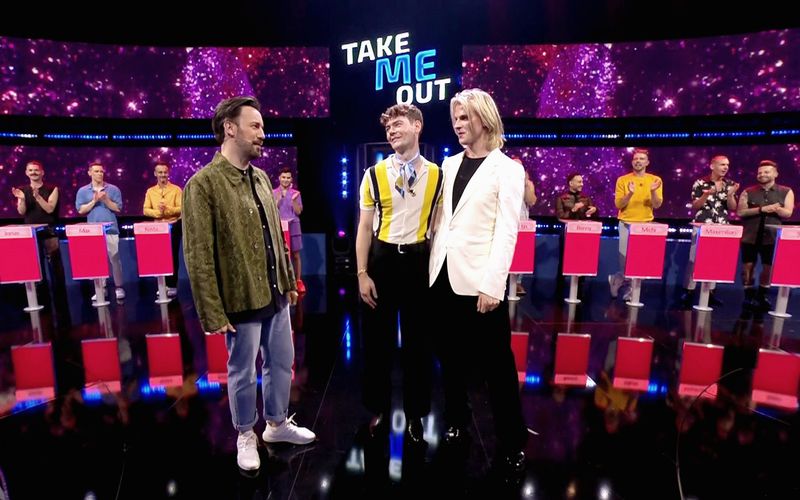 Bei "Take Me Out" verabschiedete Moderator Jan Köppen (links) das Couple Toran (rechts) und Raphael auf ein Date.