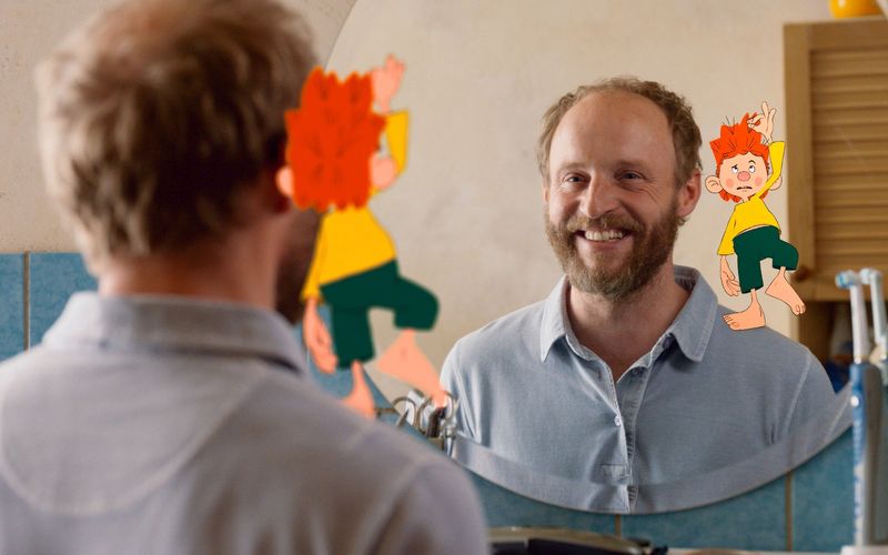 In der RTL-Serie "Neue Geschichten vom Pumuckl" übernimmt Florian Brückner als Schreiner Florian Eder die alte Werkstatt seines Onkels. Dort trifft er auf den Kobold Pumuckl.