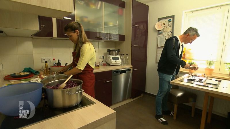 Die Aufgaben in der Küche sind klar verteilt: Thomas schneidet das Gemüse, Kristina übernimmt das Kochen.
