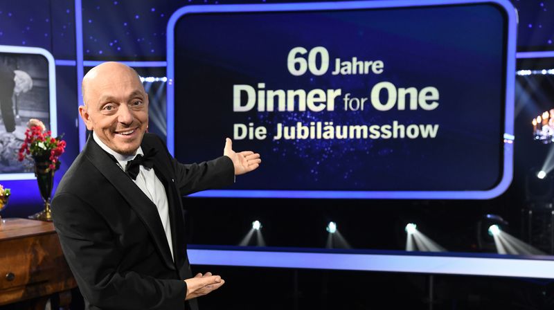 Gastgeber Bernhard Hoëcker blickt in einer Sondersendung (NDR) mit prominenten Gästen auf 60 Jahre "Dinner for One". Es gilt, noch das ein oder andere Geheimnis um den Kult-Sketch zu lösen.