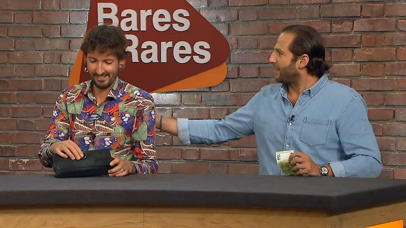 Fabian Kahl (links) ließ sich in der jüngsten Folge von "Bares für Rares" auf eine Wette mit Kollege Julian Schmitz-Avila ein.