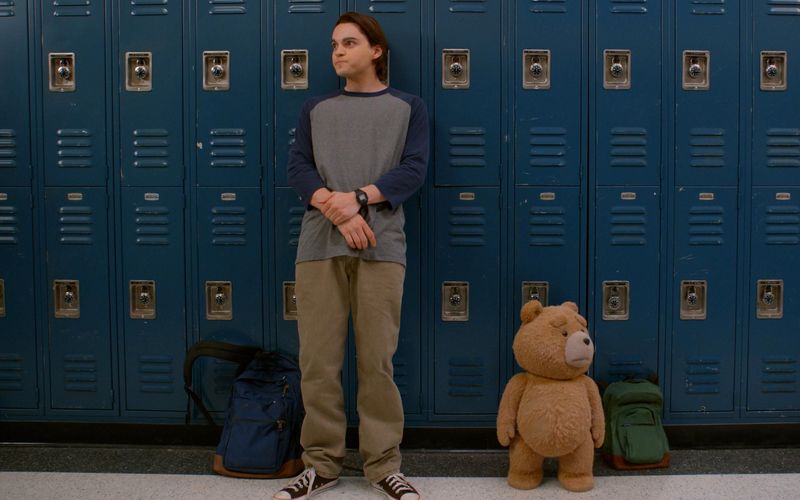 Um Disziplin zu lernen, muss Ted mit John Bennett (Max Burkholder) die Highschool besuchen.