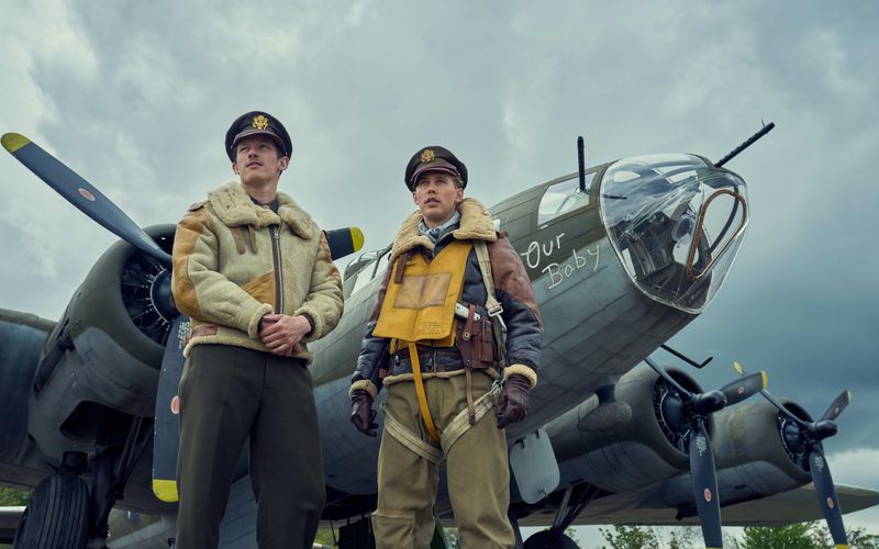 Helden der Lüfte: Callum Turner (links) und Austin Butler in der neunteiligen Miniserie "Masters of the Air" - die wie ihre Vorgängerproduktionen "Band of Brothers" und "The Pacific" von Steven Spielberg und Tom Hanks produziert wurde.