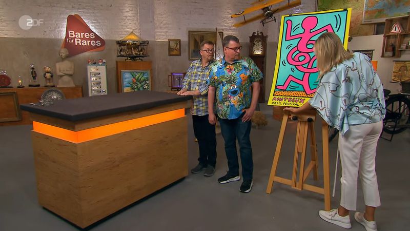 In der Montagssendung von "Bares für Rares" stand ein Stück Pop-Art-Geschichte für die Wand im Mittelpunkt des Geschehens. Und um die Gebote im Händlerraum anzukurbeln, machte einer der Kandidaten ein unmoralisches Angebot.