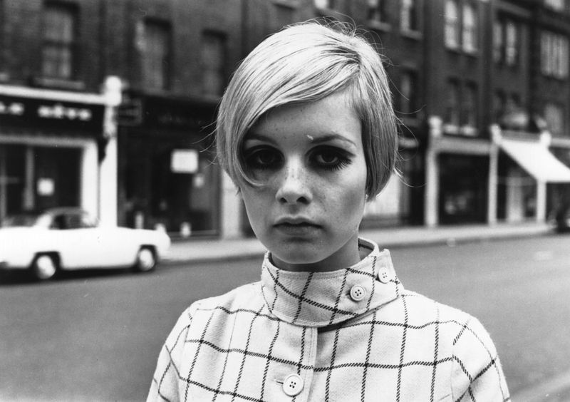 Lesley Hornby? Nie gehört? Weltberühmt wurde die Britin unter dem Künstlernamen "Twiggy" - zu Deutsch: "Zweiglein". Eine Anspielung auf die spindeldürren Extremitäten, mit denen sie als Model, Sängerin und Schauspielerin ein damals gänzlich neues, burschikoses Schönheitsideal verkörperte. 