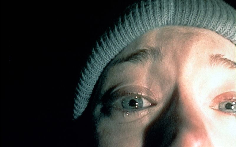 "Blair Witch Project" war 1999 eine regelrechte Horror-Sensation, was auch der Marketing-Strategie geschuldet war: So hielten viele Zuschauer die Geschichte um ein paar Studenten, die sich im Rahmen eines Filmprojekts tief im Wald verlieren, für wahr. Der Hype war enorm und der Gewinn riesig: Wenn man das Budget mit dem Einspielergebnis vergleicht, gehört der Film, der vor 25 Jahren ins Kino kam, zu den profitabelsten aller Zeiten ...