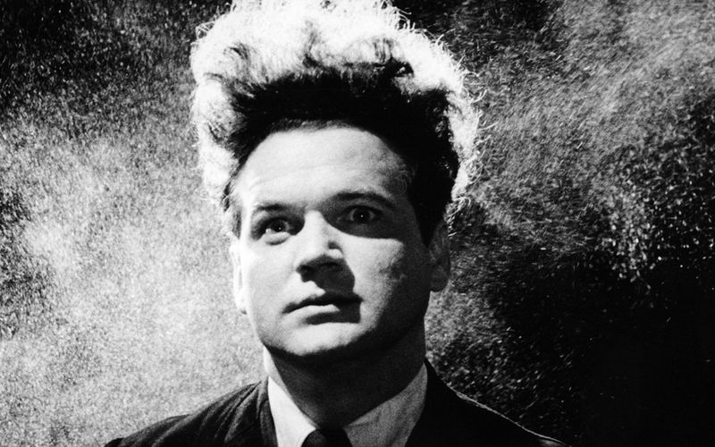 "Eraserhead" (1977), der erste Spielfilm von Lynch, entzieht sich einer einfachen Genre-Einordnung und ist in vielerlei Hinsicht kaum zu fassen: Der in Schwarz-Weiß gedrehte Schocker wurde zu einem Kultfilm geworden und spielte sieben Millionen Dollar ein - bei einem Budget von gerade mal 10.000 Dollar, was Hollywood natürlich aufhorchen ließ. 