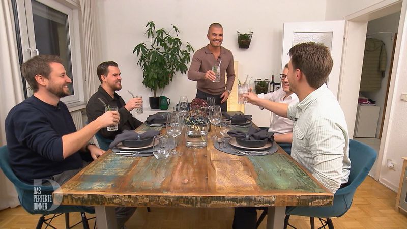 Die Stimmung in der reinen Männerrunde ist schon vor dem ersten Schluck Alkohol top, von links: Thomas, David, Niklas, Marc und Max.
