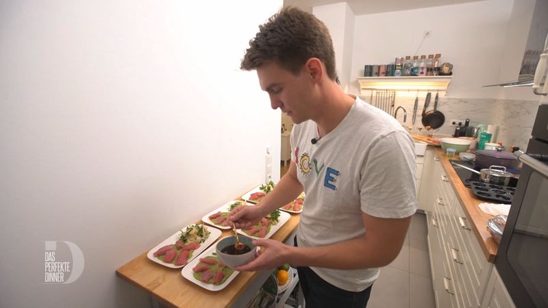 Auch beim Zubereiten der Vorspeise aus Avocadopüree, Apfel-Fenchel-Salat und Thunfisch ist Max ziemlich nervös.
