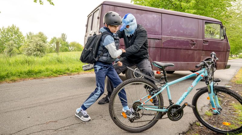 Jan (Michel Hoppe), der Sohn eines Handballprofis, wird auf dem Heimweg von der Schule von Unbekannten entführt.