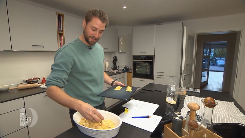 Trotz Glutenunverträglichkeit macht Thomas die Ravioli für seine Gäste mit normalem Mehl.
