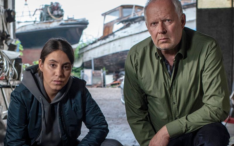 Zum viertletzten Mal ermitteln sie gemeinsam, denn 2025 läuft der letzte "Tatort" mit Kommissar Borowski (Axel Milberg). Dessen Partnerin Mila Sahin (Almila Bagriacik) macht weiter. Im starken "Tatort: Borowski und der Wiedergänger" bekommen es die beiden mit einem verschwundenen untreuen Ehemann zu tun. Wurde er ermordet?