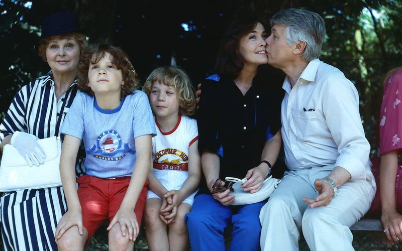 Der ZDF-Serienklassiker "Ich heirate eine Familie" (1983 bis 1986) wird bis heute gerne wiederholt: die Eltern Angi (Thekla Carola Wied, zweite von rechts) und Werner (Peter Weck, rechts) mit Frau Rabe (Bruni Löbel) und den Kindern Tom (Tarek Helmy, Mitte) und Markus (Timmo Niesner).