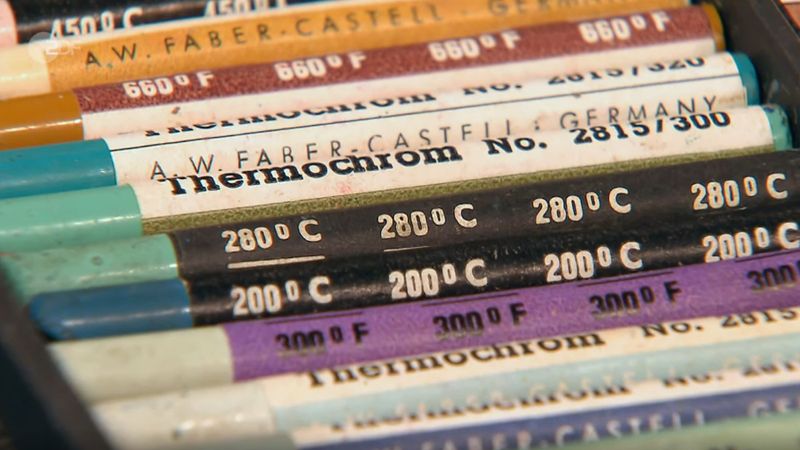 Beim Mitbringsel handelte es sich um Temperatur-Messstifte. "Wie du hier siehst, haben wir Temperaturen bis 600 Grad. Sowas hat man in der Industrie genutzt oder auch in metallverarbeitenden Betrieben", erklärte Deutschmanek. "Überall, wo du mit hohen Temperaturen zu tun hast, kannst du diese Stifte einsetzen, um das zu kontrollieren."
