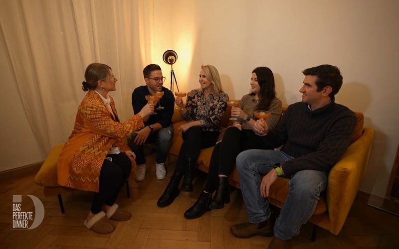 Tabea, Kersten, Rosi, Caro und Leo treffen zum ersten Mal aufeinander. Der erste Eindruck: passt!
