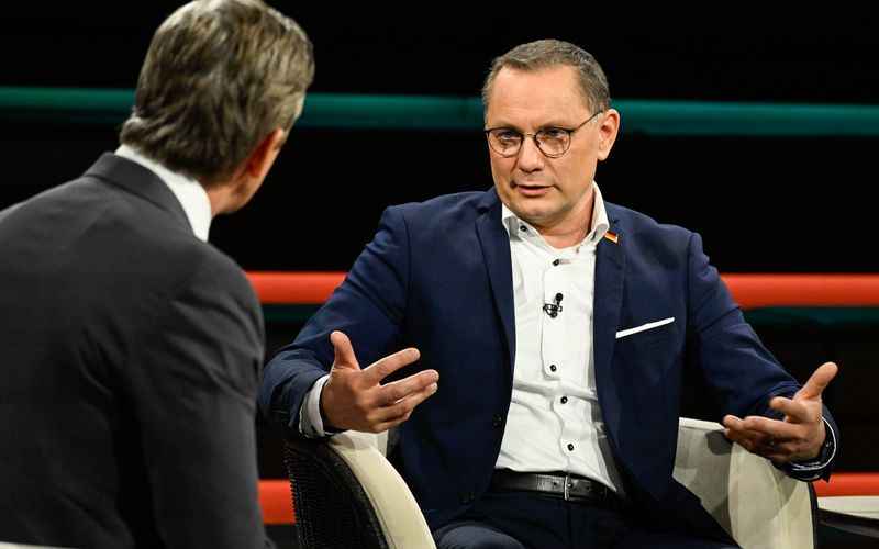 AfD-Chef Tino Chrupalla (rechts) sprang bei "Markus Lanz" für seinen Parteikollegen Björn Höcke in die Bresche. Dieser sei "nicht rechtsextrem", betonte Chrupalla.