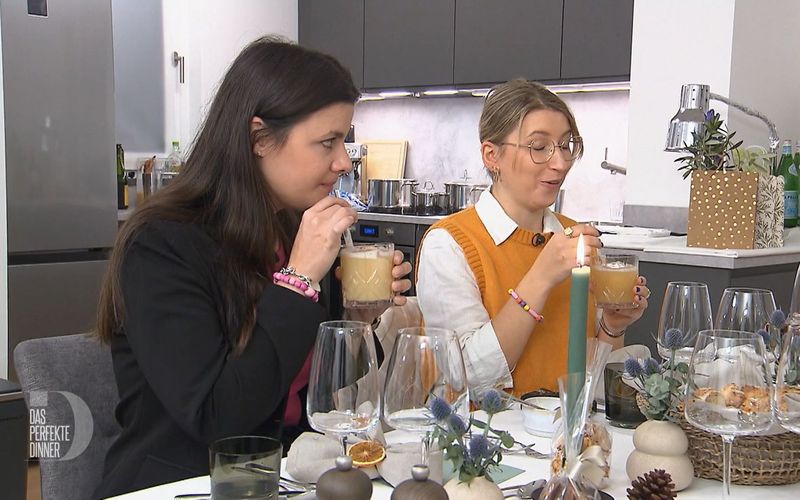 Der Begrüßungs-Drink hat einige Umdrehungen: Bei Caro (l.) und Tabea knallt der Alkohol gut rein.