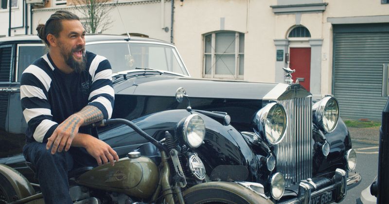 "Aquaman" und "Game of Thrones"-Star Jason Momoa widmet sich in seiner Doku-Serie "On the Roam" vollendeter Handwerkskunst und den Menschen dahinter. In acht Folgen besucht der 44-jährige Superstar Kultmarken und Objekte, die auch sein Leben inspirierten. Zum Beispiel die Autos von Bentley.