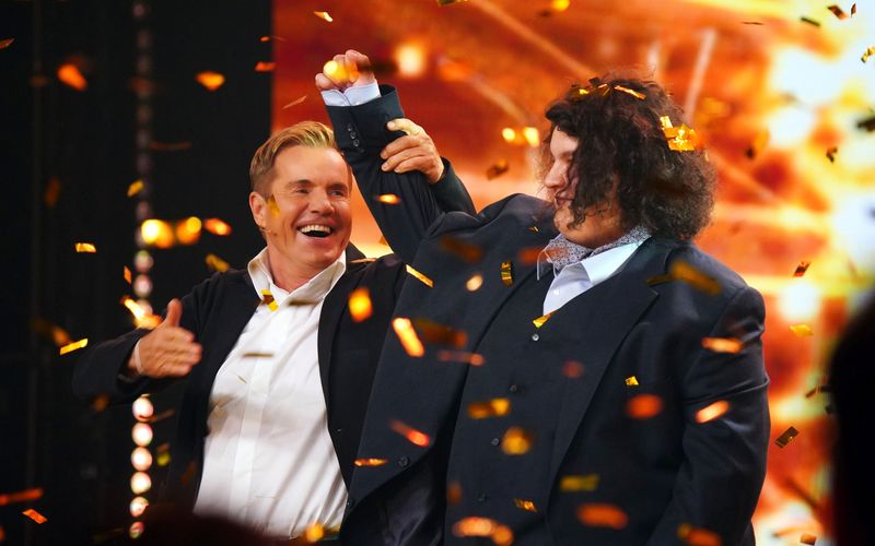 Der Juror und der Sieger: Dieter Bohlen und Alexander Doghmani im Goldflitter-Regen.