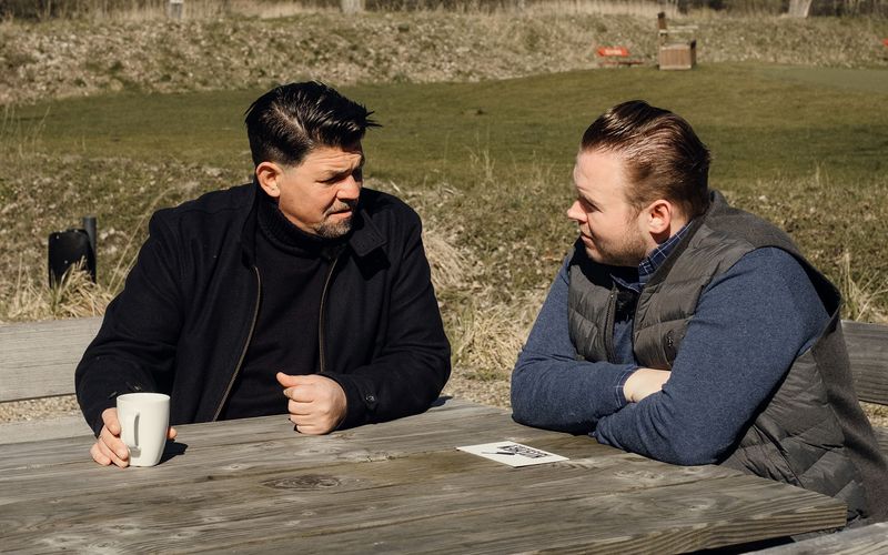 Der Hamburger Tim "Rocky" Mälzer trifft auf den Österreicher Richard "Miraculix" Rauch. Du hast noch eine größere psychische Störung als ich,", stichelt Mälzer in Richtung des selbstbewussten Konkurrenten.