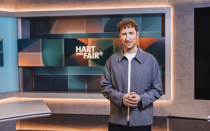 Louis Klamroth präsentiert "Hart aber fair" 2024 in neuem Look und neuem Konzept.