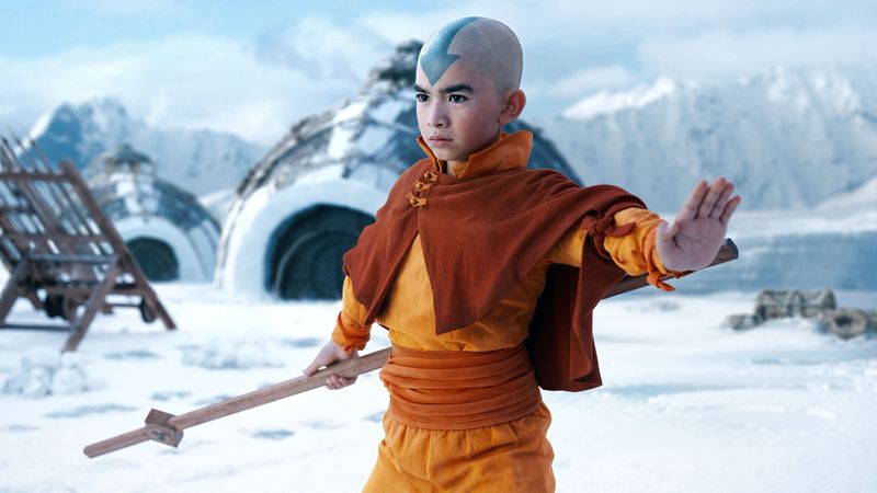 Die Welt ist aus den Fugen geraten, und nur ein zwölfjähriger Junge kann sie retten: Dabei hat Aang (Gordon Cormier) genug damit zu tun, Kind zu sein.