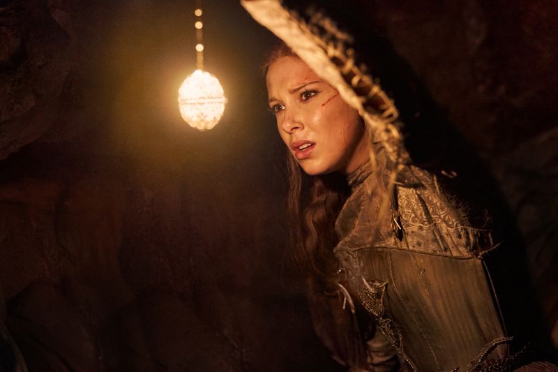 Als Prinzessin Elodie muss sich "Stranger Things"-Star Millie Bobby Brown im Fantasy-Abenteuer "Damsel" (Netflix) durch die Höhle eines Drachen kämpfen. 