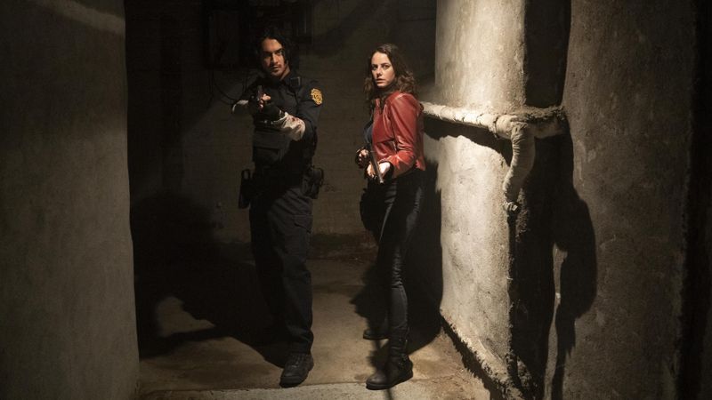 Leon Kennedy (Avan Jogia) und Claire Redfield (Kaya Scodelario) müssen es mit Zombies aufnehmen.
