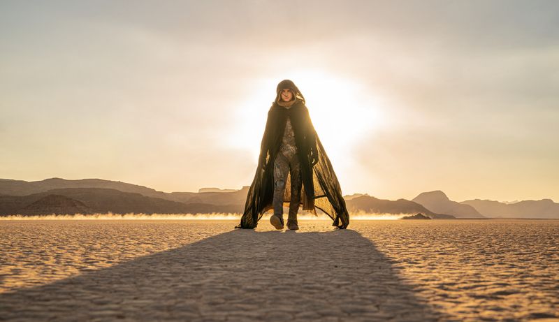 Mit seinem Sci-Fi-Spektakel "Dune: Part Two" verfrachtete Regisseur Denis Villeneuve das Kinopublikum 2024 abermals auf den Wüstenplaneten Arrakis - und wagte obendrein ein Experiment. Im Kontrast zu den warmen Sandtönen siedelte er eine Szene auf dem Heimatplaneten der fiesen Harkonnen an.