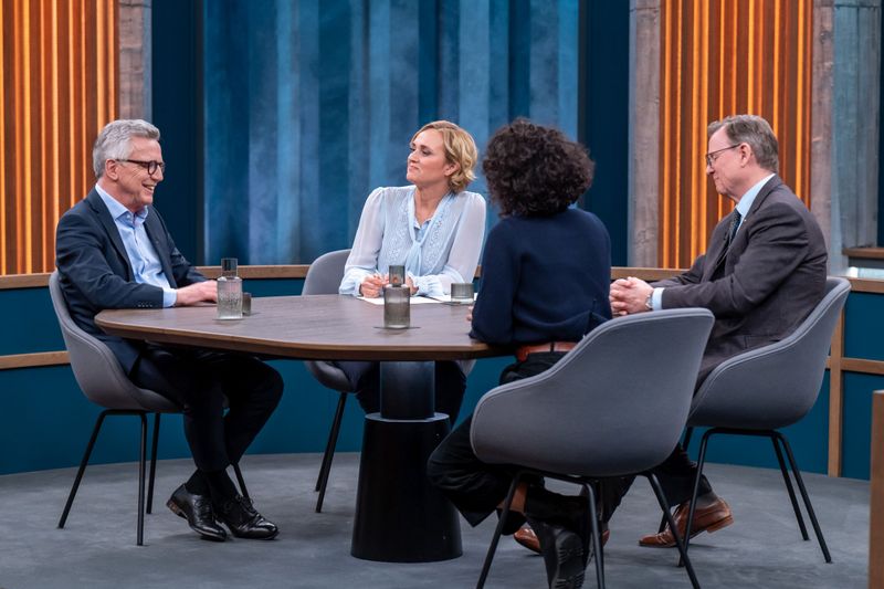 Caren Miosga (Zweite von links) begrüßte in größerer Runde Bodo Ramelow, Katharina Warda und Thomas de Mazière (rechts).