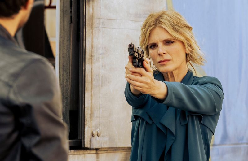 Ermittlerin Sylvia (Emilia Fox) weiß, wie man mit der Waffe umgeht.
