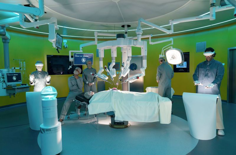 In OP-Saal der Zukunft in Staffel vier der ARD-Serie "Charité": Alle Vorbereitungen für die telegesteuerte gynäkologische Operation sind getroffen.