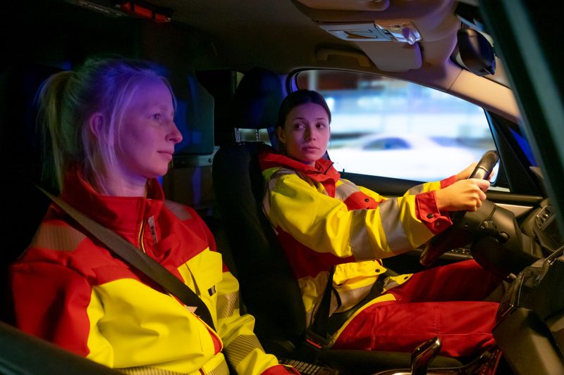 Johanna Bergmann (Lena Meckel, rechts) und ihre Kollegin Elva Klein (Anna Gesa-Raija Lappe) ahnen nicht, dass diese Notarzt-Fahrt in einem blutigen Unfall enden wird.