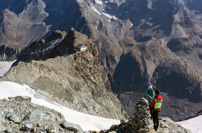 Die Münchnerin Julia Hruska überlebte das Unglück auf der Haute Route. Gemeinsam mit dem Rettungsspezialisten Pascale Gaspo kehrt sie an den Ort der Tragödie zurück.