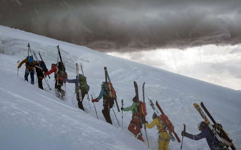 Am Morgen des 29. April 2018 machten sich zehn Skitourengänger und -gängerinnen auf zur vorletzten Etappe der Haute Route. Sieben von ihnen überlebten die Tour nicht (nachgestellte Szene im Film). 