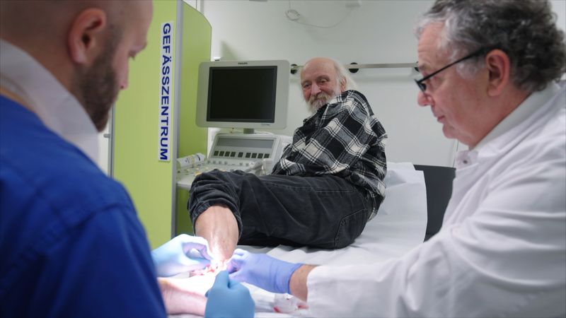 Jürgen Wiebelt (Mitte) leidet seit fünf Jahren an einer offenen Wunde. Ist sein Fuß durch eine neuartige Therapieform zu retten?